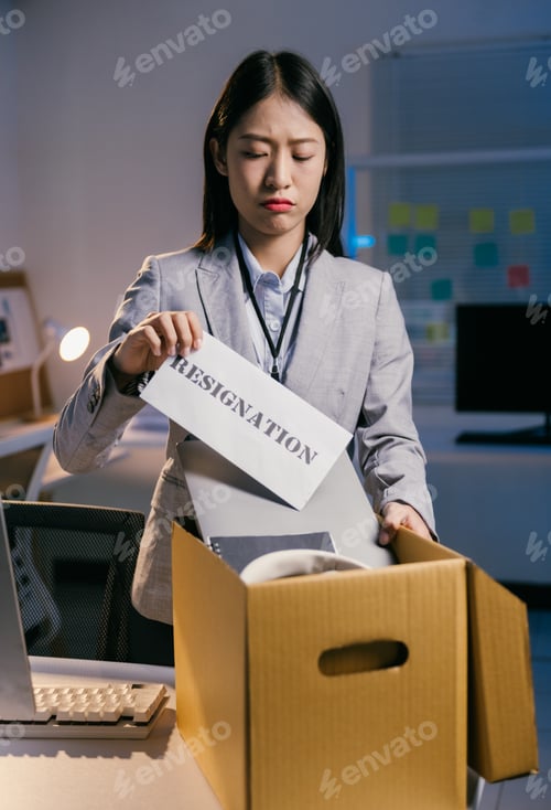 Preview: Businesswoman resigns, packing her belongings, reflecting on stress, and seeking a new opportunity