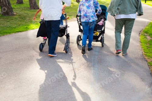 Preview: Family with children (2-3, 6-7) in park