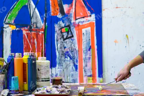 Preview: Artist in his studio