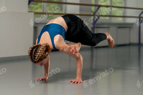 Preview: in the spiritual development studio master class in yoga middle-aged girl in a blue top and pants in