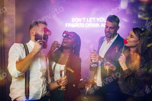 Visualização: Feliz grupo de amigos dançando em uma festa em um clube enquanto bebem champanhe