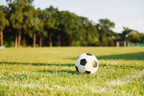 Vista previa: Vista de cerca del balón de fútbol que yace sobre la hierba verde