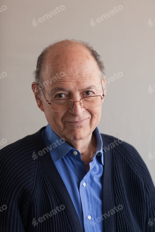 Preview: Portrait of a senior man in cardigan and glasses