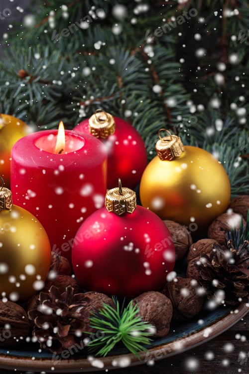 Preview: Red and golden Christmas balls on plate