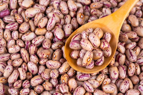Preview: Dried raw kidney bean legumes on a white background.