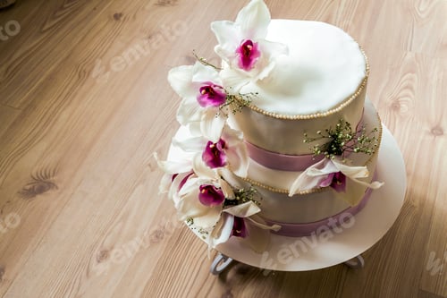Preview: Beautiful wedding cake with flowers, close up of cake with blurr
