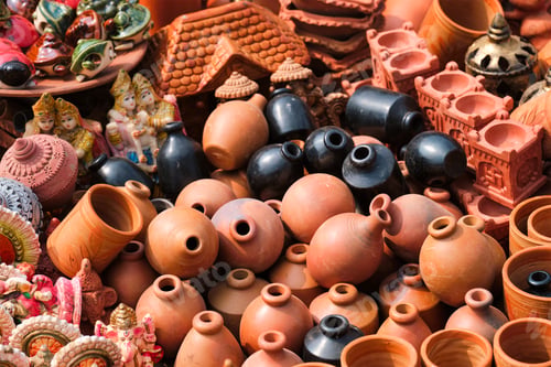 Vista previa: Street market exhibition of handmade pots, ceramic products, souvenirs. Udaipur, Rajasthan, India
