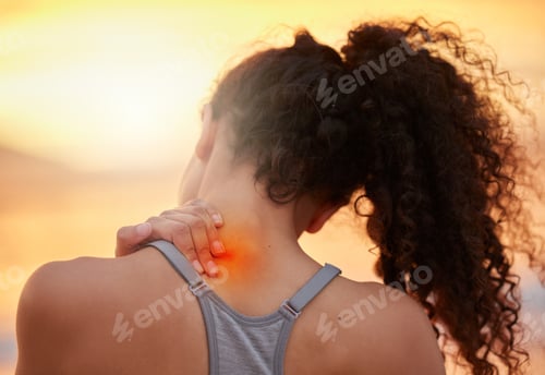 Preview: Cropped shot of a woman experiencing shoulder pain during her workout