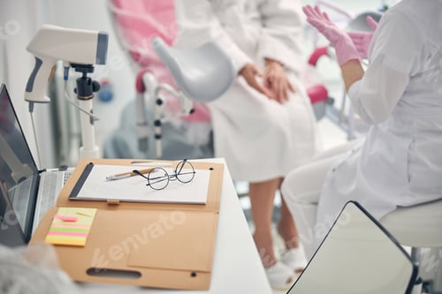 Preview: Silhouette of doctor which consulting her patient
