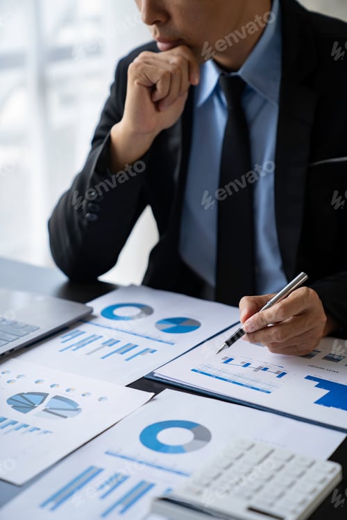 Preview: Asian male finance staff Is explaining the performance from the company's rapidly growing bar graph