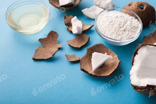 Visualização: Prato com farinha de coco e água sobre fundo azul