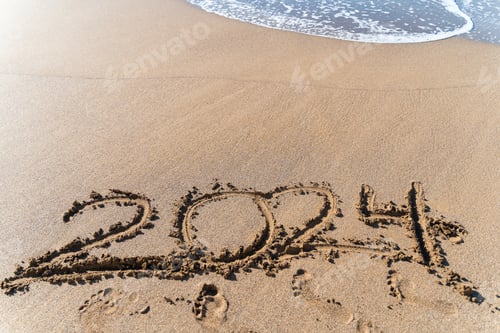 Visualização: 2024 escrito à mão na areia em uma bela praia
