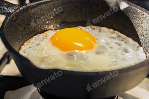 Preview: Close-up of fried eggs in a frying pan