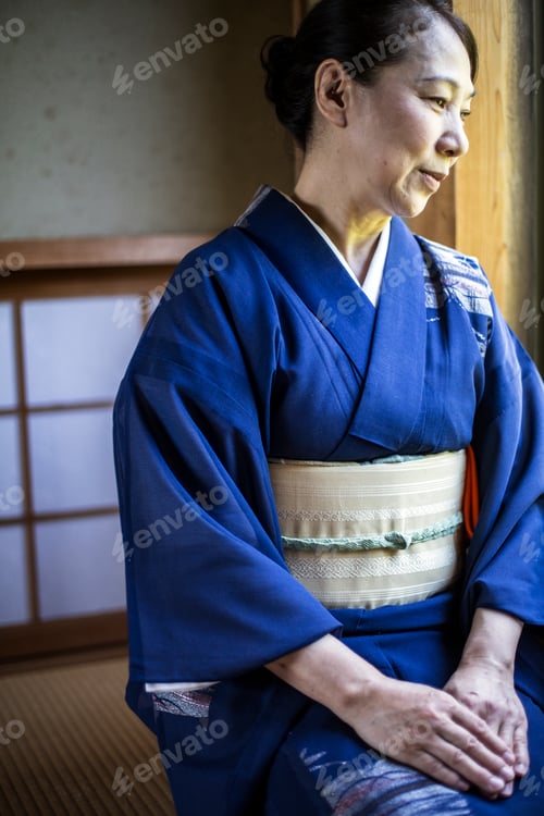 Preview: Japanese woman in kimono kneeling on floor