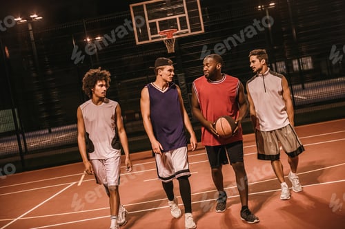 Vista previa: Chicos jugando al baloncesto