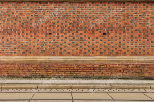 Visualização: Uma parede de tijolos rústicos ao longo de uma rua em Wroclaw, Polônia