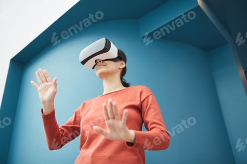 Preview: Woman in virtual glasses