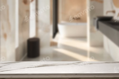 Mesa superior de mármol vacía con fondo interior de baño borro. para exhibición de productos