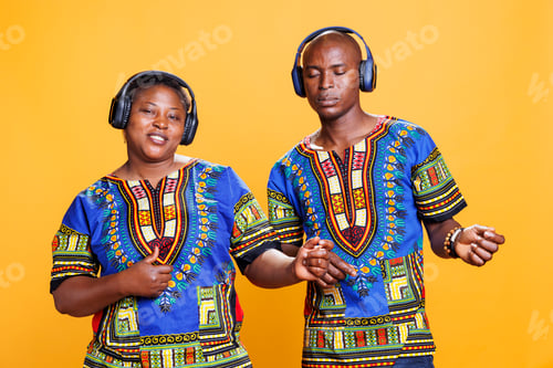 Preview: Couple listening to music in headphones