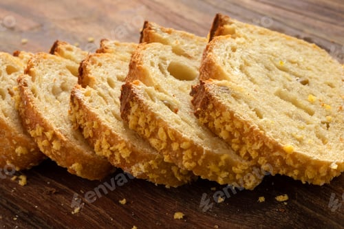 Preview: Slices of fresh baked corn bread on a cutting board close up