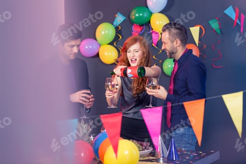 Visualização: Menina e champanhe