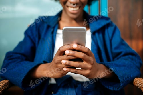 Preview: Close-up of the hands of black woman holding a smart phone