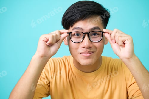 Preview: Smiling young man wearing glasses look at camera