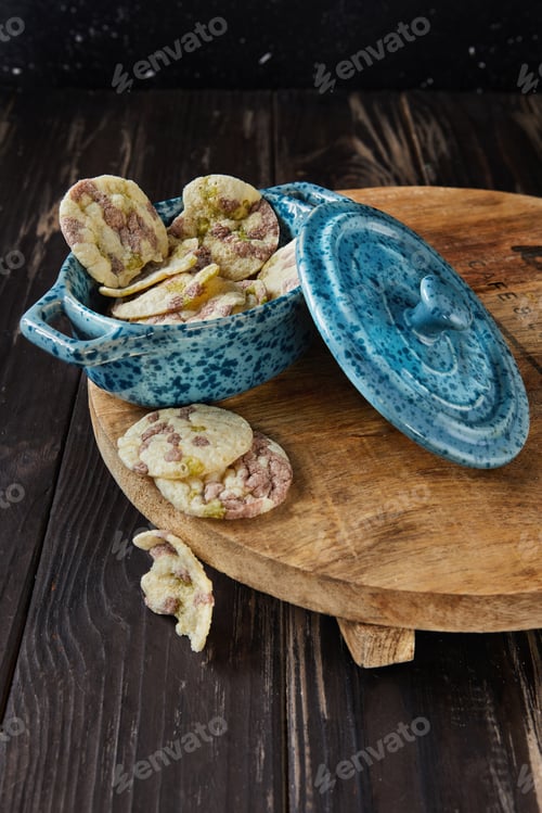 Preview: Puff chips with chickpeas, peas and beans in glass bowl with lid on wooden background