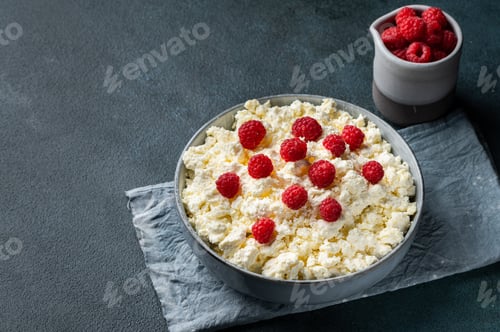 Preview: Dieting cottage cheese with fresh raspberry. Healthy breakfast
