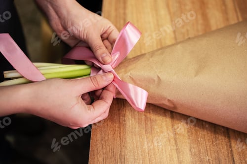 Preview: Creating a bouquet tying a bow on a bouquet