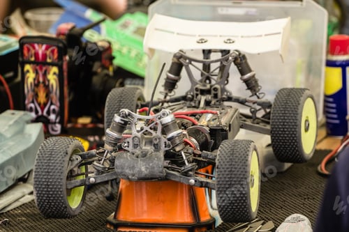 Preview: Maintenance of radio-controlled model of the car in a break between competitions