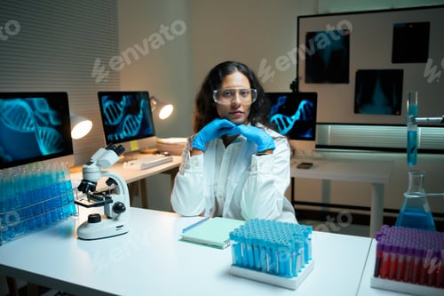 Preview: Female scientist doing genetic research in laboratory