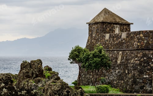 Preview: The castle next to the ocean