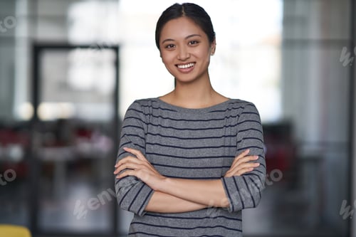 Preview: Portrait of a young happy asian woman, female office worker in casual clothes keeping arms