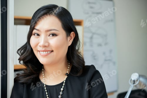 Preview: Attractive business woman