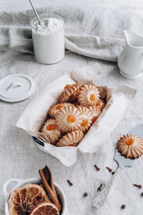 Preview: Festive Cookies with Preserves and Cinnamon Sticks