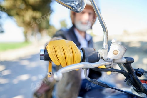 Preview: Close up of gloved hand accelerating classic motorcycle