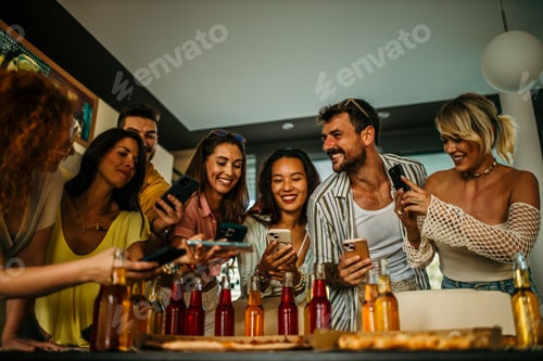 Visualização: Amigos usando smartphones tirando fotos durante a festa em casa
