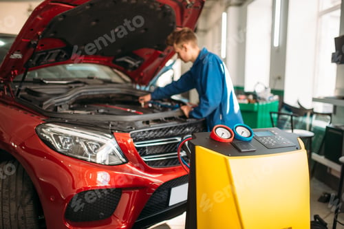 Preview: Mechanic connects air conditioning system
