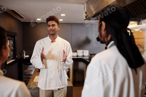 Preview: Restaurant Chef Cheering up Team
