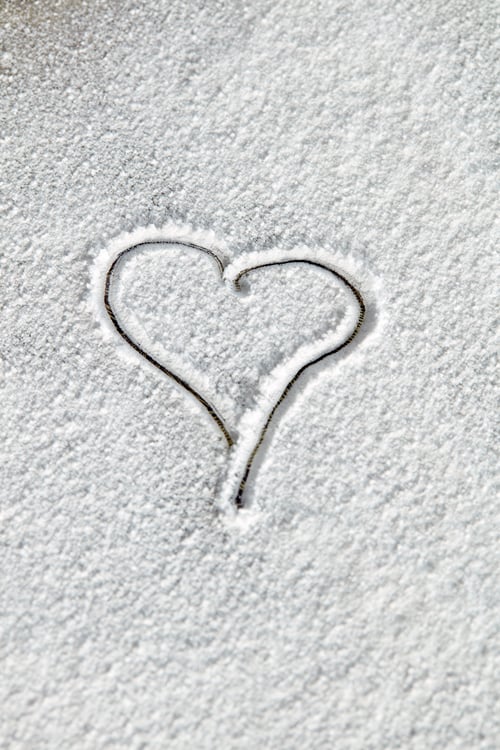 Preview: Overhead view of heart shape drawn in white icing sugar