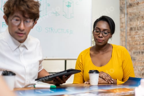 Preview: Female customer looking at the architecture presentation