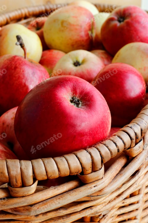 Preview: Close-up of bright ripe apples in a basket