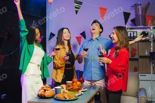 Visualização: bebidas e conversas, reunião social e convívio na festa de Halloween