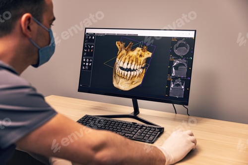 Preview: Dentist works in front of the monitor