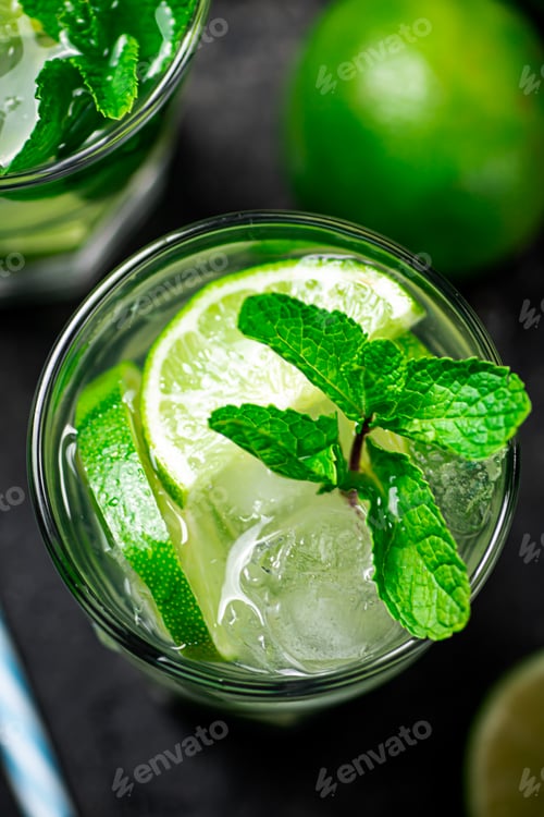 Vorschau: Traditioneller Mojito mit Limetten- und Minzstücken.