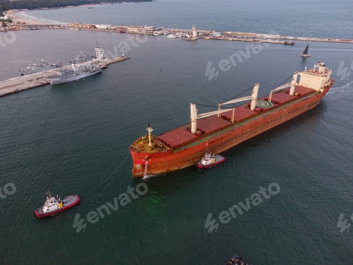 Preview: bulk carrier cargo ship enters the port for unloading in the evening