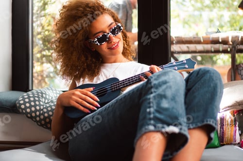 Preview: Playing ukulele