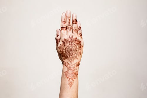 Preview: Hand with henna tattoo making gesture