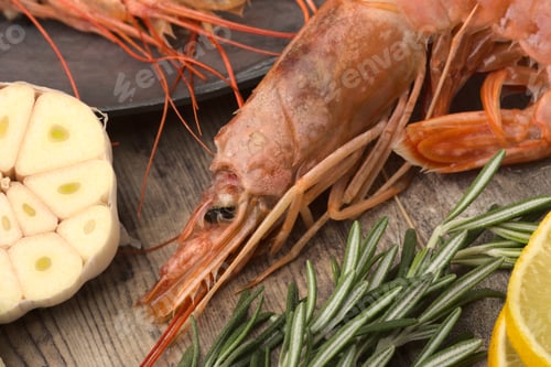 Vista previa: Baked shrimps with sliced pieces of lemon. Close up view.